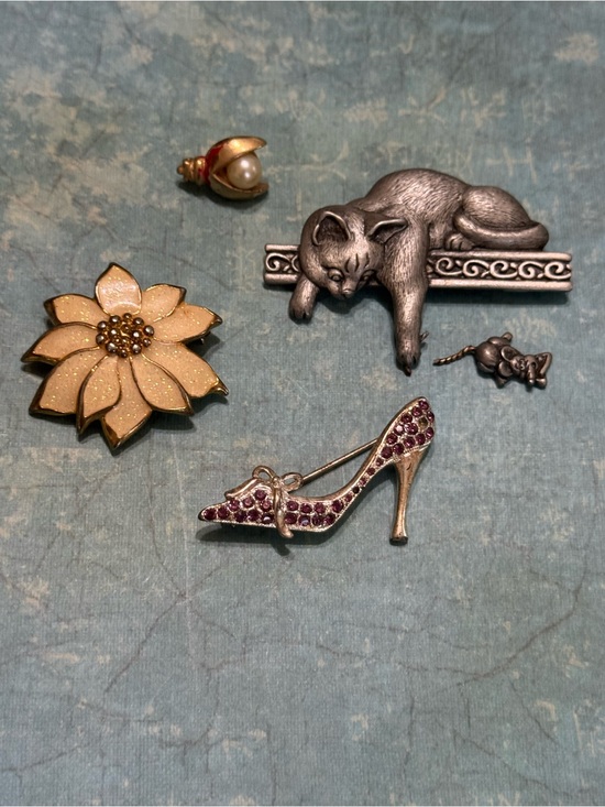 Jonette Jewelry Jewelry - FOUR DAMAGED BROOCHES
